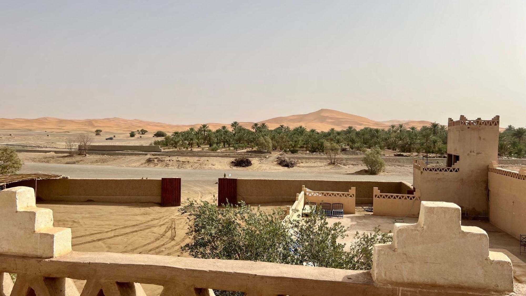 Hotel Riad Oasis 메르주가 외부 사진